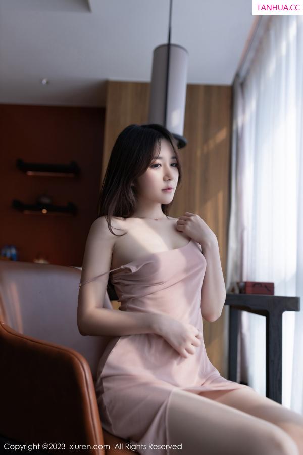 鱼子酱fish  [XiuRen]高清写真图 2023.09.22 No.7429 鱼子酱Fish 长裙美腿第14张图片